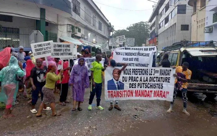 Kaloum : des jeunes manifestent pour le retour d’Alpha Condé