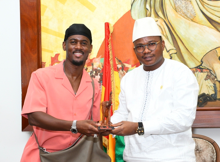 L’artiste Black M reçu en audience par le Président du CNT Dr Dansa Kourouma.