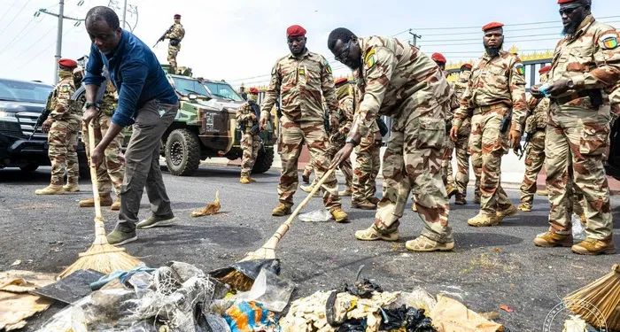 Assainissement de la ville de Conakry : Quand le Général-patriote donne l’exemple (Par Mandian Sidibé)
