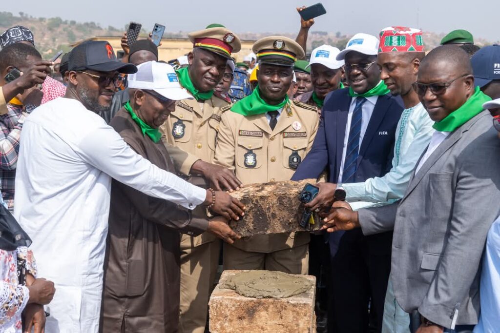 Construction d’un terrain de football à gazon synthétique de dernière génération à Mamou: FGF