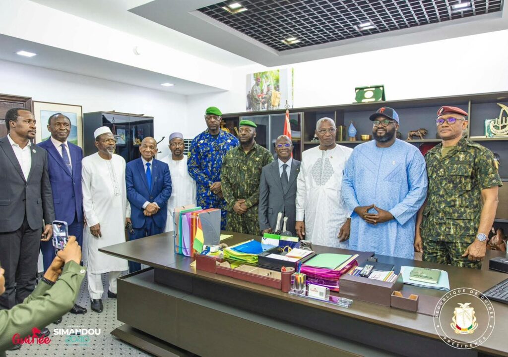 ๐๐ป๐๐๐ฎ๐น๐น๐ฎ๐๐ถ๐ผ๐ป ๐ฑ๐ ๐ฃ๐ฟ๐ฒ๐บ๐ถ๐ฒ๐ฟ ๐บ๐ถ๐ป๐ถ๐๐๐ฟ๐ฒ ๐๐บ๐ฎ๐ฑ๐ผ๐ ๐ข๐๐ฟ๐ ๐๐๐ : ๐น๐ฒ ๐๐ฎ๐ฏ๐ถ๐ป๐ฒ๐ ๐ฝ๐ฟ๐ฒ๐๐ถ๐ฑ๐ฒ๐ป๐๐ถ๐ฒ๐น ๐ฝ๐ฟ๐ฒ๐๐ถ๐ฑ๐ฒ ๐น๐ฎ ๐ฐ๐ฒ๐ฟ๐ฒ๐บ๐ผ๐ป๐ถ๐ฒ ๐ฎ๐ ๐ฃ๐ฎ๐น๐ฎ๐ถ๐ ๐ฑ๐ฒ ๐น๐ฎ ๐๐ผ๐น๐ผ๐บ๐ฏ๐ฒ